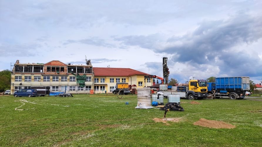 Tepelná čerpadla s vrty na základní škole